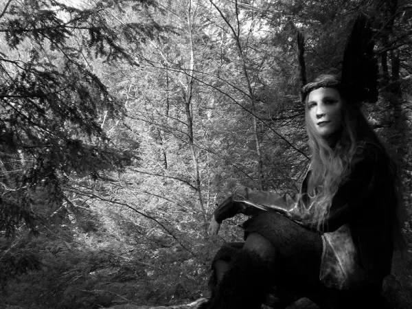 Forever Autumn, proyecto "doom acústico" firma con Epictronic y anuncia el EP "Crowned in Skulls"